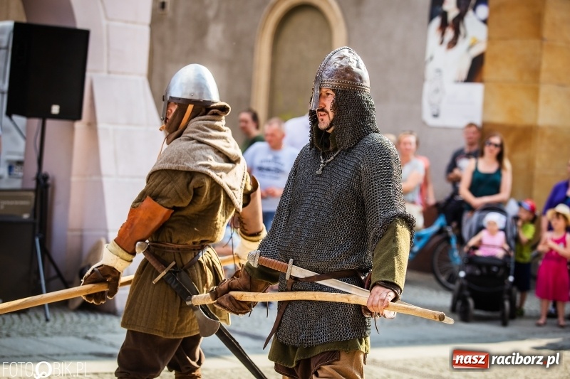 Zdjęcie w galerii na portalu naszraciborz.pl: Ulica Długa zamieniła się w pole biwy wiadomości z regionu