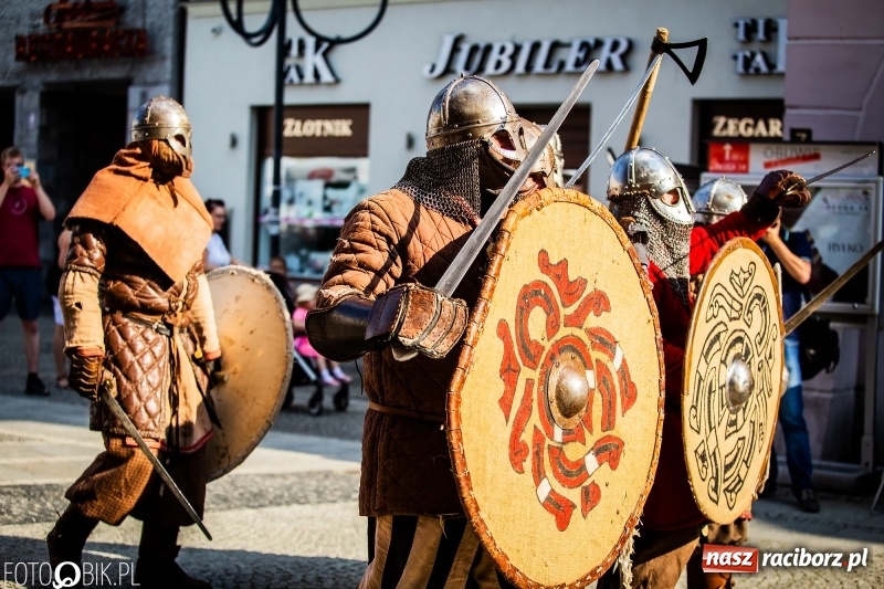 Zdjęcie w galerii na portalu naszraciborz.pl: Ulica Długa zamieniła się w pole biwy wiadomości z regionu