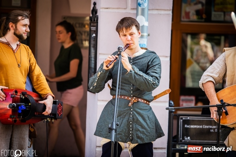 Zdjęcie w galerii na portalu naszraciborz.pl: Ulica Długa zamieniła się w pole biwy wiadomości z regionu