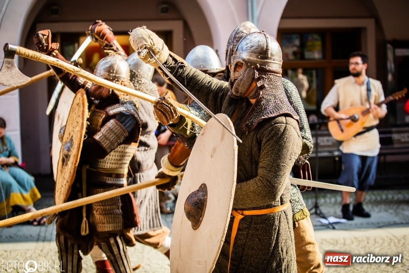 Zdjęcie w galerii na portalu naszraciborz.pl: Ulica Długa zamieniła się w pole biwy wiadomości z regionu