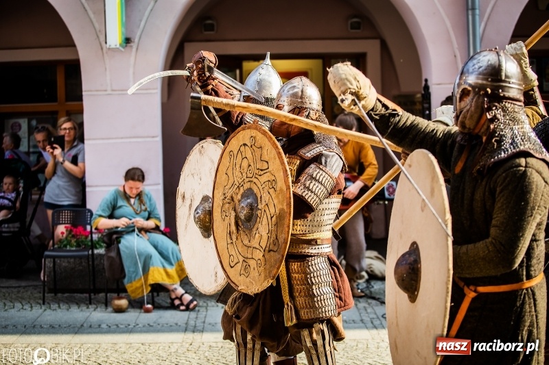 Zdjęcie w galerii na portalu naszraciborz.pl: Ulica Długa zamieniła się w pole biwy wiadomości z regionu