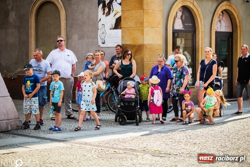 Zdjęcie w galerii na portalu naszraciborz.pl: Ulica Długa zamieniła się w pole biwy wiadomości z regionu