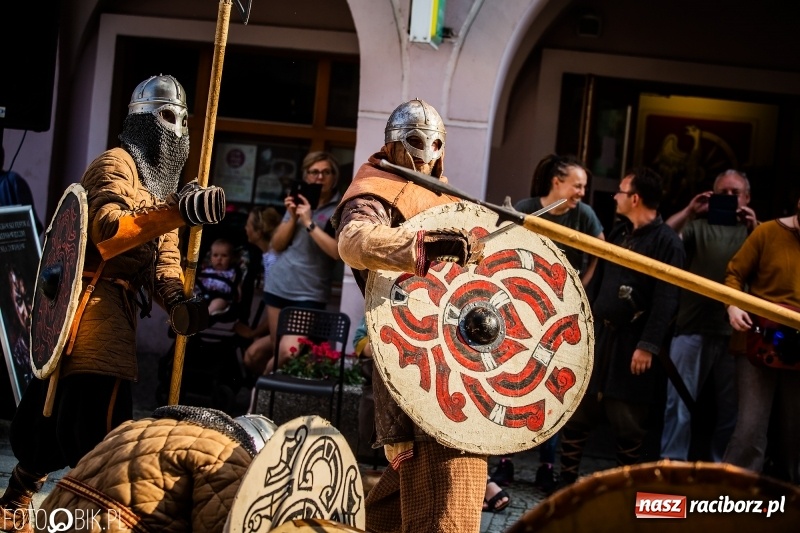 Zdjęcie w galerii na portalu naszraciborz.pl: Ulica Długa zamieniła się w pole biwy wiadomości z regionu