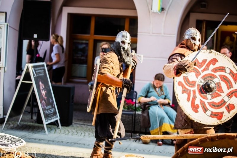 Zdjęcie w galerii na portalu naszraciborz.pl: Ulica Długa zamieniła się w pole biwy wiadomości z regionu