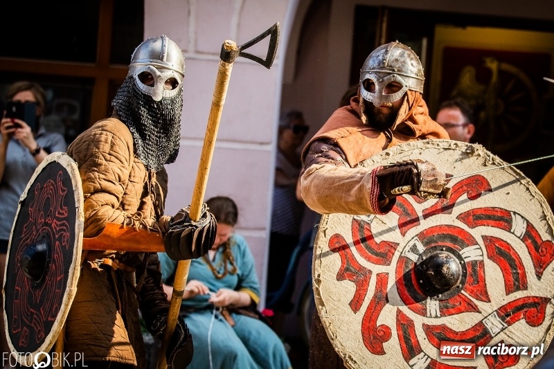 Zdjęcie w galerii na portalu naszraciborz.pl: Ulica Długa zamieniła się w pole biwy wiadomości z regionu