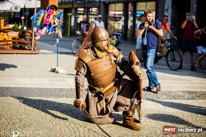 Zdjęcie w galerii na portalu naszraciborz.pl: Ulica Długa zamieniła się w pole biwy wiadomości z regionu