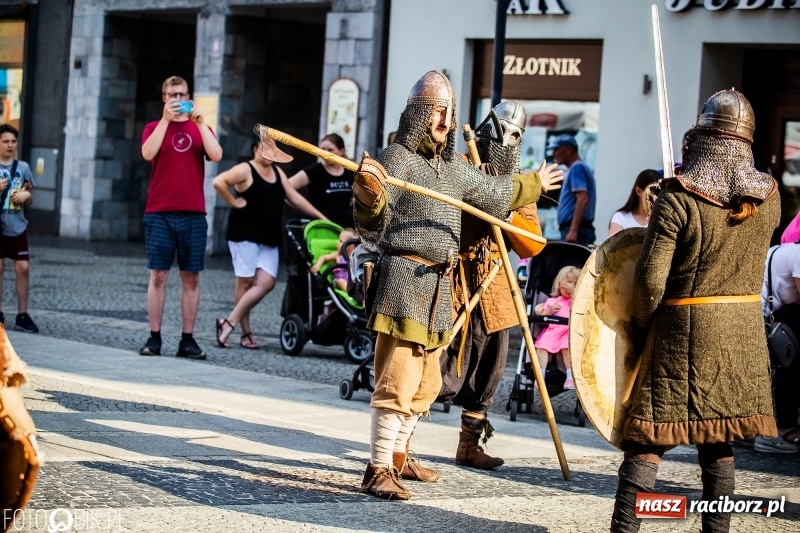 Zdjęcie w galerii na portalu naszraciborz.pl: Ulica Długa zamieniła się w pole biwy wiadomości z regionu