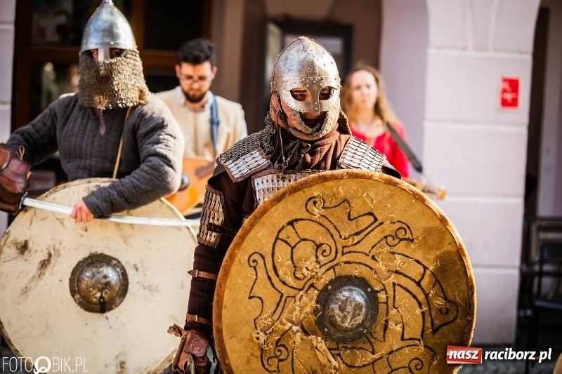 Zdjęcie w galerii na portalu naszraciborz.pl: Ulica Długa zamieniła się w pole biwy wiadomości z regionu