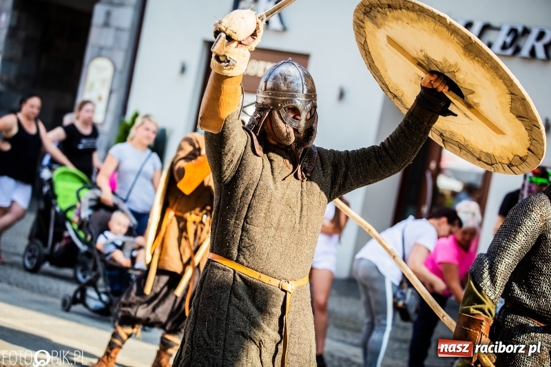 Zdjęcie w galerii na portalu naszraciborz.pl: Ulica Długa zamieniła się w pole biwy wiadomości z regionu