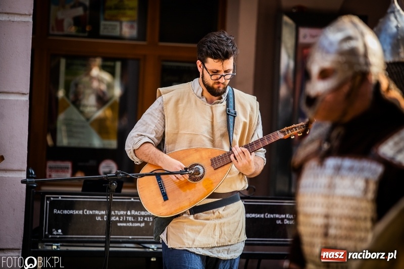 Zdjęcie w galerii na portalu naszraciborz.pl: Ulica Długa zamieniła się w pole biwy wiadomości z regionu