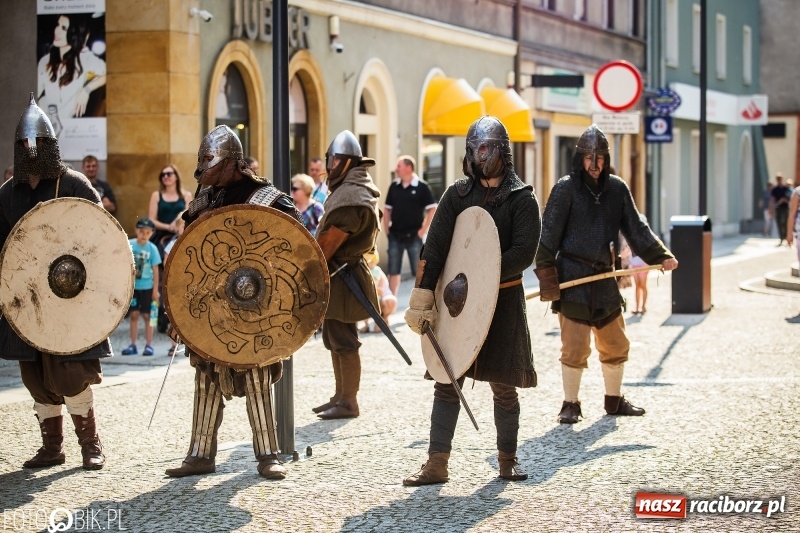 Zdjęcie w galerii na portalu naszraciborz.pl: Ulica Długa zamieniła się w pole biwy wiadomości z regionu