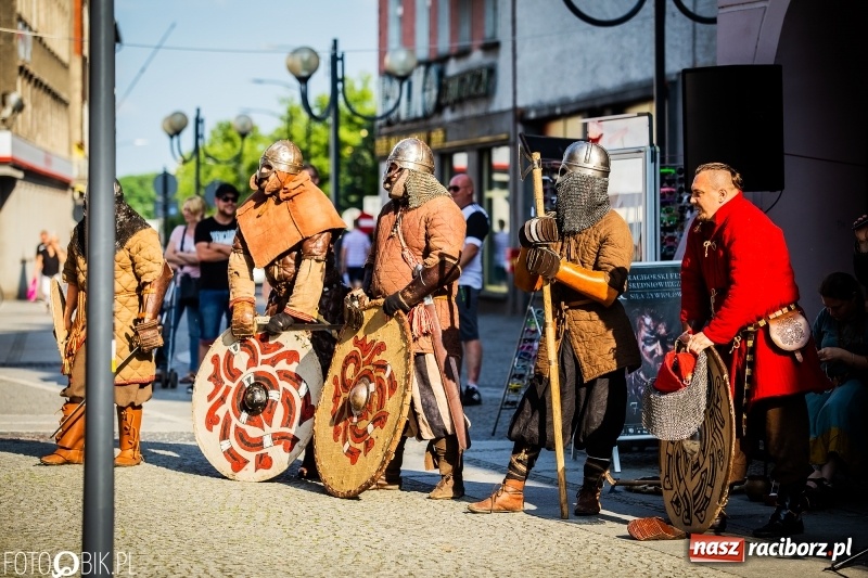 Zdjęcie w galerii na portalu naszraciborz.pl: Ulica Długa zamieniła się w pole biwy wiadomości z regionu