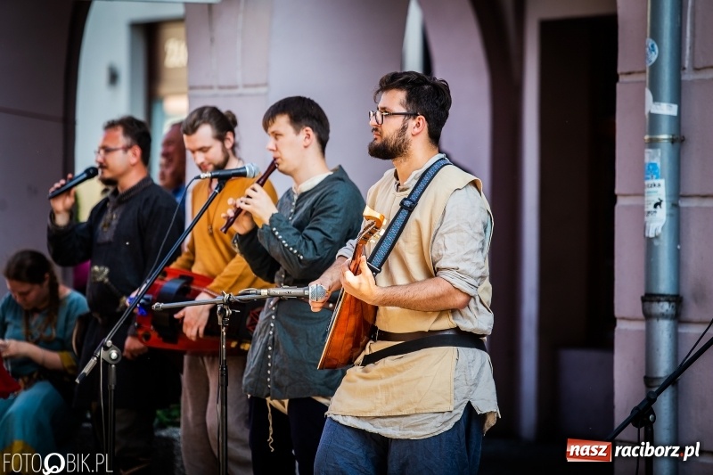 Zdjęcie w galerii na portalu naszraciborz.pl: Ulica Długa zamieniła się w pole biwy wiadomości z regionu