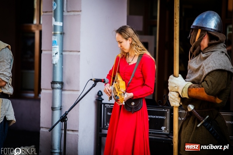 Zdjęcie w galerii na portalu naszraciborz.pl: Ulica Długa zamieniła się w pole biwy wiadomości z regionu