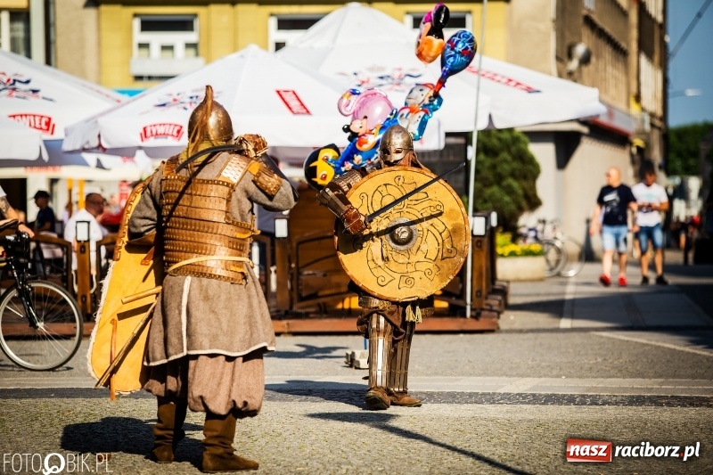 Zdjęcie w galerii na portalu naszraciborz.pl: Ulica Długa zamieniła się w pole biwy wiadomości z regionu
