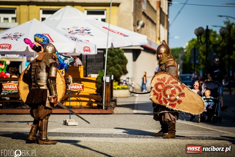 Zdjęcie w galerii na portalu naszraciborz.pl: Ulica Długa zamieniła się w pole biwy wiadomości z regionu