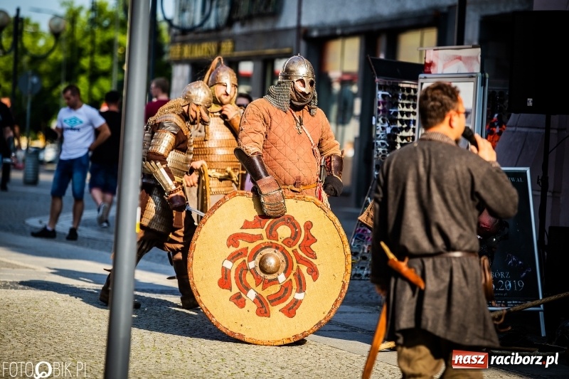 Zdjęcie w galerii na portalu naszraciborz.pl: Ulica Długa zamieniła się w pole biwy wiadomości z regionu