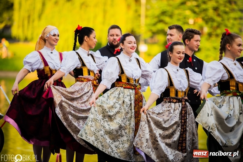 Zdjęcie w galerii na portalu naszraciborz.pl: II Raciborska Noc Świętojańska w Parku im. Miasta Roth wiadomości z regionu