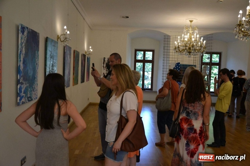 Zdjęcie w galerii na portalu naszraciborz.pl: Wernisaż wystawy spontaniczne ekspresje na zamku  wiadomości z regionu