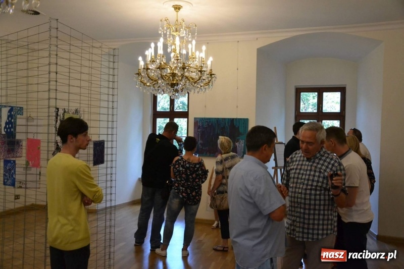 Zdjęcie w galerii na portalu naszraciborz.pl: Wernisaż wystawy spontaniczne ekspresje na zamku  wiadomości z regionu