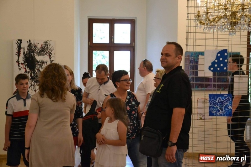 Zdjęcie w galerii na portalu naszraciborz.pl: Wernisaż wystawy spontaniczne ekspresje na zamku  wiadomości z regionu