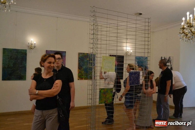 Zdjęcie w galerii na portalu naszraciborz.pl: Wernisaż wystawy spontaniczne ekspresje na zamku  wiadomości z regionu