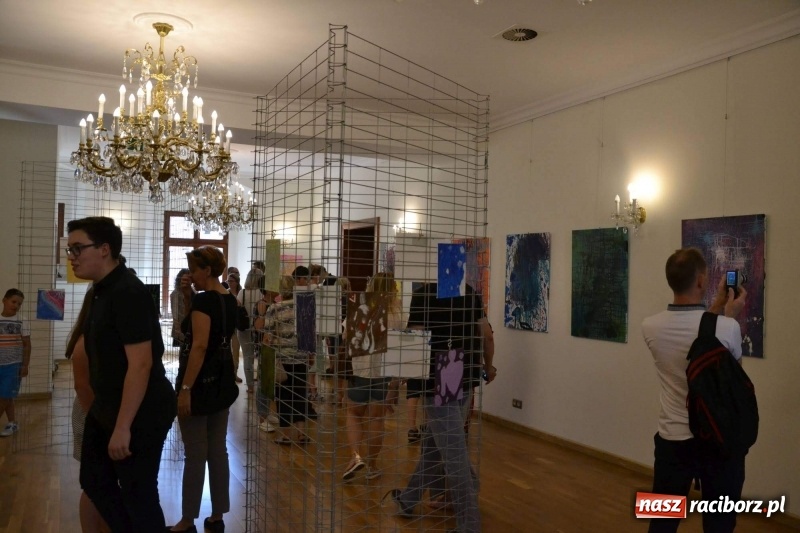 Zdjęcie w galerii na portalu naszraciborz.pl: Wernisaż wystawy spontaniczne ekspresje na zamku  wiadomości z regionu