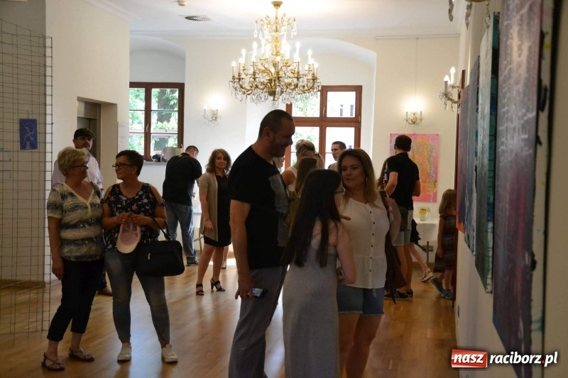 Zdjęcie w galerii na portalu naszraciborz.pl: Wernisaż wystawy spontaniczne ekspresje na zamku  wiadomości z regionu