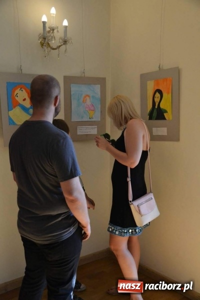 Zdjęcie w galerii na portalu naszraciborz.pl: Wernisaż wystawy spontaniczne ekspresje na zamku  wiadomości z regionu