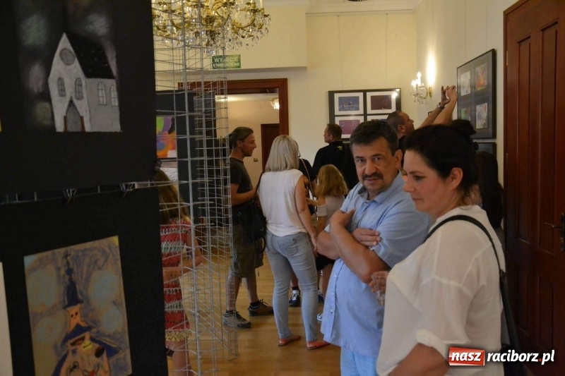 Zdjęcie w galerii na portalu naszraciborz.pl: Wernisaż wystawy spontaniczne ekspresje na zamku  wiadomości z regionu