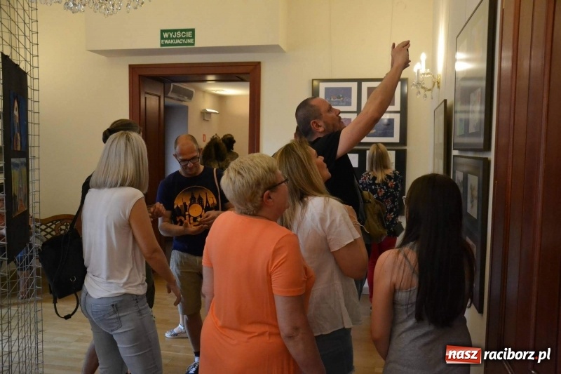 Zdjęcie w galerii na portalu naszraciborz.pl: Wernisaż wystawy spontaniczne ekspresje na zamku  wiadomości z regionu