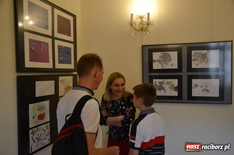 Zdjęcie w galerii na portalu naszraciborz.pl: Wernisaż wystawy spontaniczne ekspresje na zamku  wiadomości z regionu