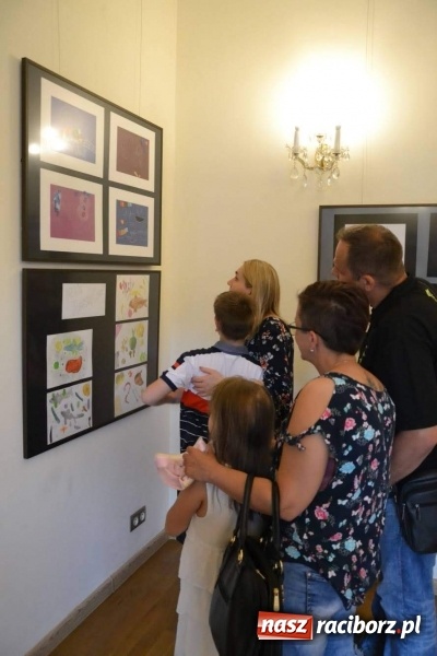 Zdjęcie w galerii na portalu naszraciborz.pl: Wernisaż wystawy spontaniczne ekspresje na zamku  wiadomości z regionu
