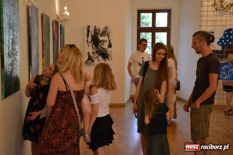 Zdjęcie w galerii na portalu naszraciborz.pl: Wernisaż wystawy spontaniczne ekspresje na zamku  wiadomości z regionu