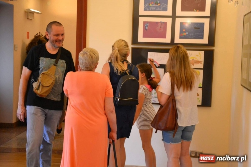 Zdjęcie w galerii na portalu naszraciborz.pl: Wernisaż wystawy spontaniczne ekspresje na zamku  wiadomości z regionu