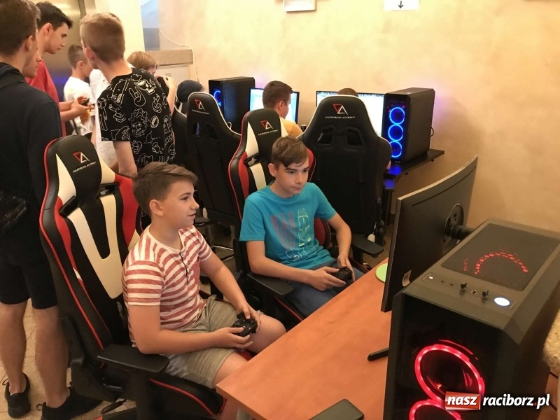 Zdjęcie w galerii na portalu naszraciborz.pl: Na zamku trwa II Raciborski Festiwal Gamingowy [relacja live]  wiadomości z regionu