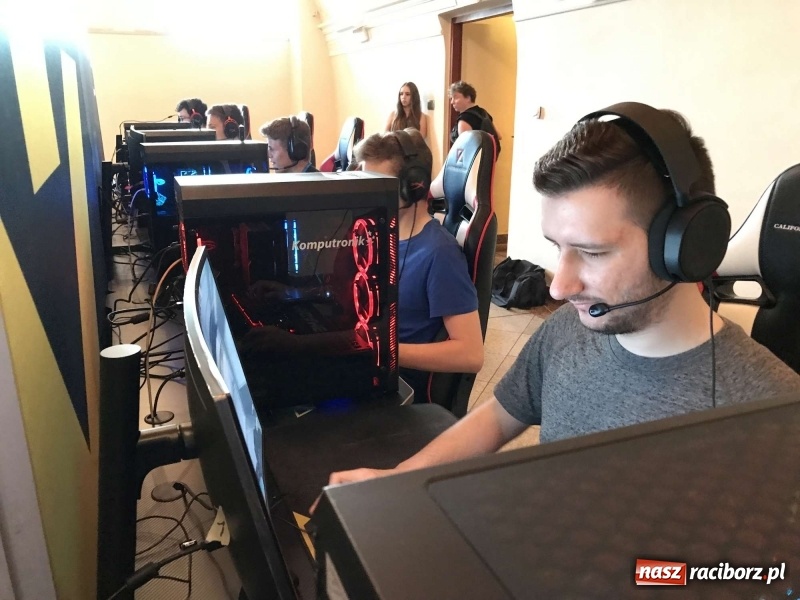 Zdjęcie w galerii na portalu naszraciborz.pl: Na zamku trwa II Raciborski Festiwal Gamingowy [relacja live]  wiadomości z regionu