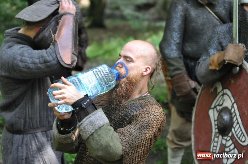 Zdjęcie w galerii na portalu naszraciborz.pl: Siła żywiołów. Minister i stu wojów zjechało do Raciborza na festiwal średniowieczny wiadomości z regionu