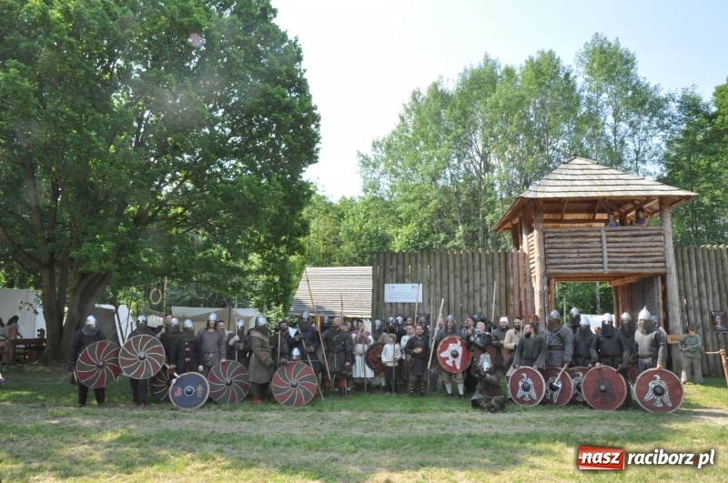 Zdjęcie w galerii na portalu naszraciborz.pl: Siła żywiołów. Minister i stu wojów zjechało do Raciborza na festiwal średniowieczny wiadomości z regionu