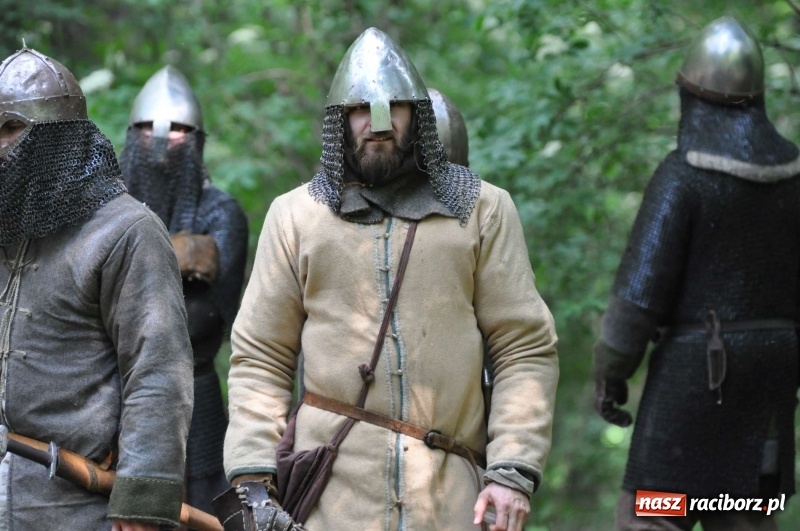 Zdjęcie w galerii na portalu naszraciborz.pl: Siła żywiołów. Minister i stu wojów zjechało do Raciborza na festiwal średniowieczny wiadomości z regionu