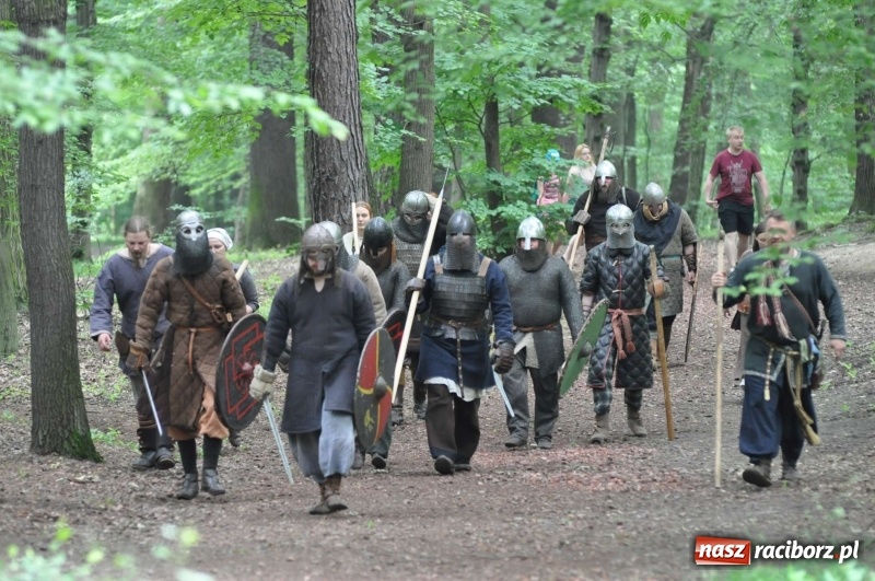 Zdjęcie w galerii na portalu naszraciborz.pl: Siła żywiołów. Minister i stu wojów zjechało do Raciborza na festiwal średniowieczny wiadomości z regionu