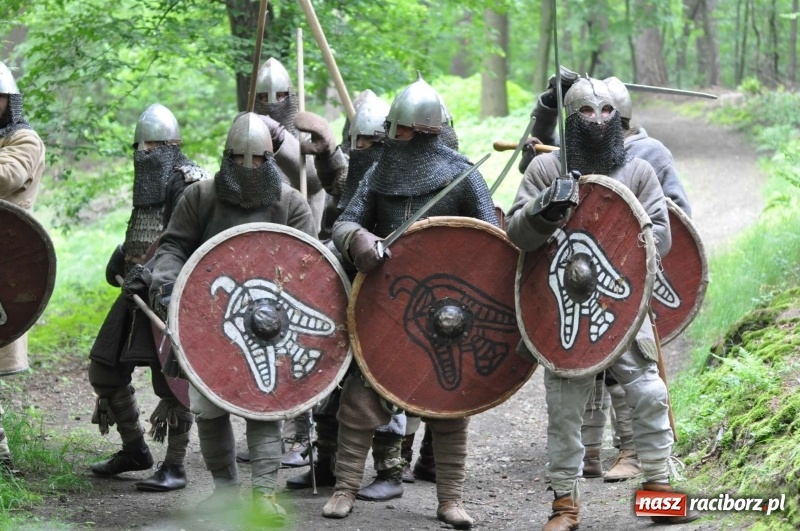 Zdjęcie w galerii na portalu naszraciborz.pl: Siła żywiołów. Minister i stu wojów zjechało do Raciborza na festiwal średniowieczny wiadomości z regionu