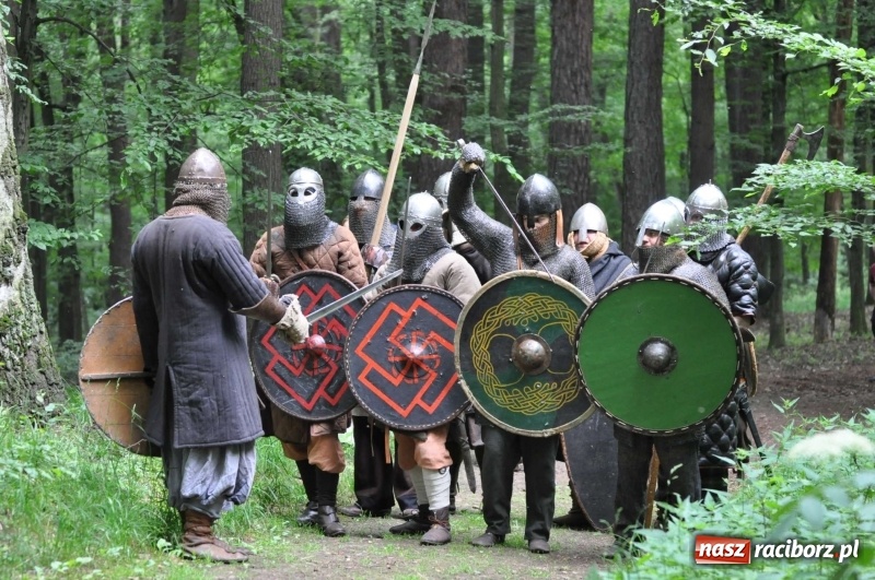 Zdjęcie w galerii na portalu naszraciborz.pl: Siła żywiołów. Minister i stu wojów zjechało do Raciborza na festiwal średniowieczny wiadomości z regionu