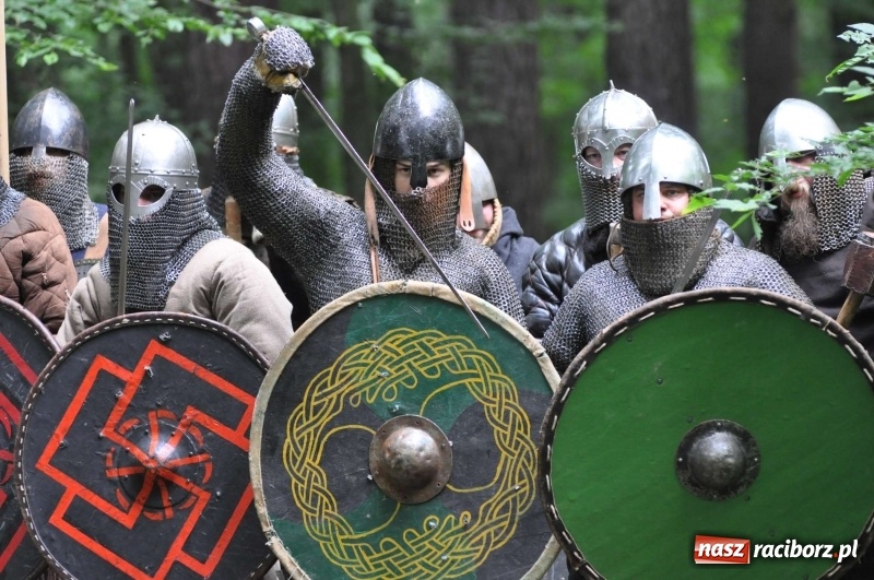 Zdjęcie w galerii na portalu naszraciborz.pl: Siła żywiołów. Minister i stu wojów zjechało do Raciborza na festiwal średniowieczny wiadomości z regionu