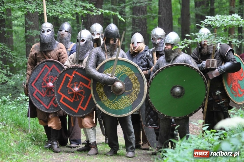 Zdjęcie w galerii na portalu naszraciborz.pl: Siła żywiołów. Minister i stu wojów zjechało do Raciborza na festiwal średniowieczny wiadomości z regionu