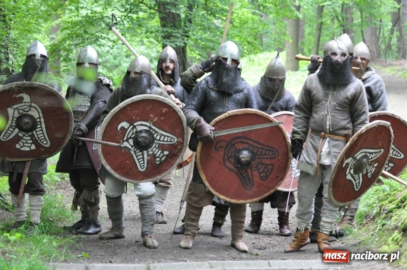 Zdjęcie w galerii na portalu naszraciborz.pl: Siła żywiołów. Minister i stu wojów zjechało do Raciborza na festiwal średniowieczny wiadomości z regionu