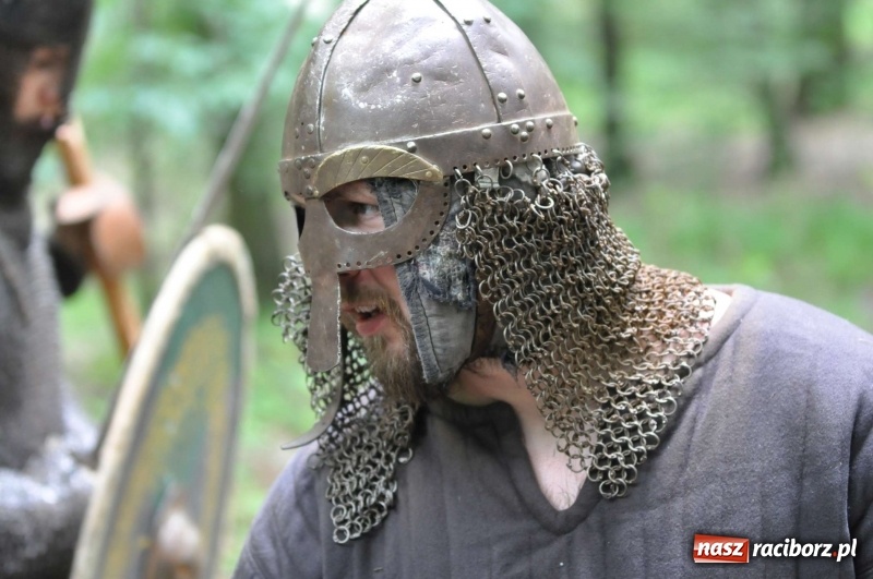 Zdjęcie w galerii na portalu naszraciborz.pl: Siła żywiołów. Minister i stu wojów zjechało do Raciborza na festiwal średniowieczny wiadomości z regionu