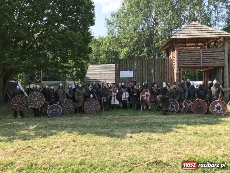 Zdjęcie w galerii na portalu naszraciborz.pl: Siła żywiołów. Minister i stu wojów zjechało do Raciborza na festiwal średniowieczny wiadomości z regionu