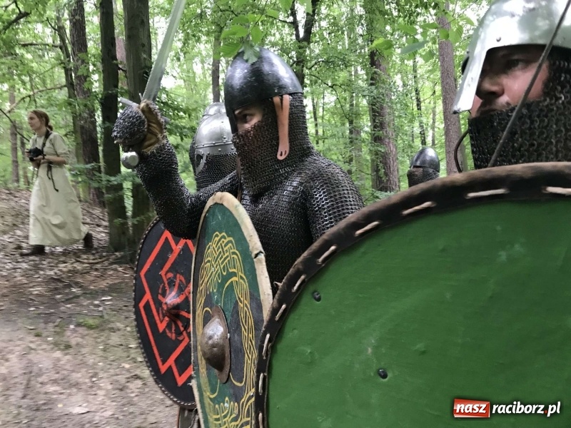 Zdjęcie w galerii na portalu naszraciborz.pl: Siła żywiołów. Minister i stu wojów zjechało do Raciborza na festiwal średniowieczny wiadomości z regionu