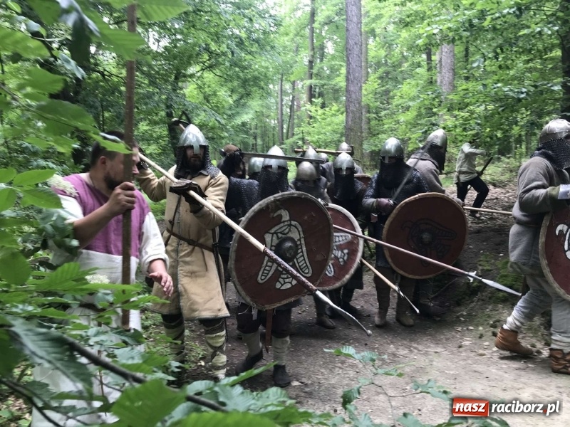 Zdjęcie w galerii na portalu naszraciborz.pl: Siła żywiołów. Minister i stu wojów zjechało do Raciborza na festiwal średniowieczny wiadomości z regionu